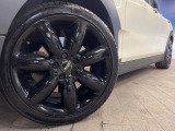 ●純正18インチアルミホイール:輸入車ならではの卓越した走りを支えるホイールと足回りです!日本車の走りに慣れている方にもぜひ体感して頂きたいほど、高いレベルでまとまっています!