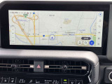 ナビ付きです。目的地を設定すれば、初めての場所でも簡単に行くことが出来ます。(音楽だって聴けちゃいます。)今や欠かせないアイテムですね。カーナビと共に楽しいカーライフを送って下さい(^0^)