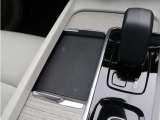 対応機種のスマートフォンを、トンネルコンソールの下のラバープレートに置いておくだけで充電可能。センターディスプレイの機能ビューを使用して、充電プレートのオンとオフを切り替えることができます。