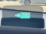 人気のヘッドアップディスプレイ!現在の車速、ナビゲーション・システムによるルート案内の矢印表示、チェック・コントロール、前車接近警告など、さまざまな情報をドライバーの視界内に直接表示いたします!