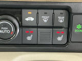 運転席/助手席シートヒーターで寒い日もすぐに温かくなり快適に過ごせます。2段階の温度調整が可能です