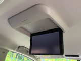 【フリップダウンモニター】大画面モニターで後席でもエンタメをお楽しみいただけます。小さなお子様にも大人気の装備です♪