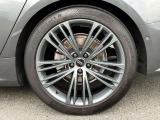 20インチ純正アルミホイール装備 全車両に標準装備の純正アルミホイールは、純正ならではのバランスの良いデザインと、走行安定性をお楽しみ頂けます。