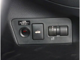 運転席からトランクはオープナーで開けられます。
