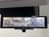 【インテリジェント ルームミラー】車両後方のカメラ映像をミラー面に映し出すので、車内の状況や天候などに影響されずいつでもクリアな後方視界が得られます!
