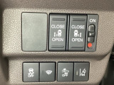 両側電動スライドドアは運転席から操作ができるよう、操作スイッチが付いています。Hondaセンシング用のVSA(ABS+TCS+横滑り抑制)解除と路外逸脱抑制機能などのスイッチがあります。
