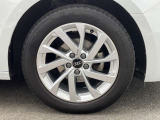 16インチ純正アルミホイール装備 全車両に標準装備の純正アルミホイールは、純正ならではのバランスの良いデザインと、走行安定性をお楽しみ頂けます。