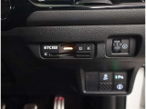ETC2.0装備です。これまでのETC車載器の通信機能をアップさせた(専用狭域通信)全国の高速道路等に設置されている「ITSスポット」という通信用アンテナとの間で、高速・大容量の相互通信を自動的に行います。