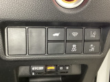 Hondaセンシング用の、VSA(ABS+TCS+横滑り抑制)解除と路外逸脱抑制機能のオンオフスイッチなどはハンドルの右側に装備しています。