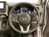 ハンドルにHondaセンシング系のクルーズコントロールやレーンキープアシストなどのスイッチと、オーディオの操作スイッチが装備されています。ハンドルから手を離さず安全に操作できます。