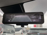 【インテリジェントルームミラー】車両後方のカメラ映像がミラー(液晶画面)に写るので、後席の人や荷物が写りこみません。夜間や悪天候でも視界が良好です♪