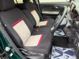 運転席まわりには十分なスペースがあり、大柄な方でもゆったり運転していただける環境です。