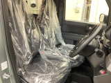 厚みのあるシートは乗用車同等のフレームを使用し、疲れを軽減してくれます。