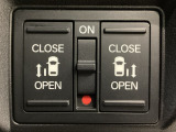【両側パワースライドドア】両側がパワースライドドアになっており、運転席のスイッチやスマートキーでも開閉が可能です!開口部も広いので乗り降りも楽々♪