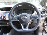ステアリングハンドルです。オーディオコントロールスイッチが付いて運転中でも手元でオーディオの操作が出来て便利ですよ。