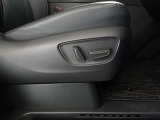 パワーシート搭載。微妙な調整が手軽にでき、ピッタリのポジションで運転することが可能です。