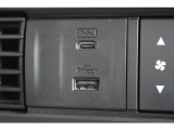 ドライブの時間をスマートフォン等の充電時間に。運転席からも助手席からも使いやすい位置に、急速充電対応タイプのUSBジャックを設けました。