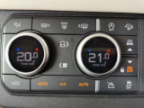 エアコンはデュアルオートを採用、フロントシートのシートヒーターもこちらのダイヤルより操作いただけるようになっています。