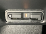 ハンドルの左下にETCがついています。高速道路の料金所の通過も楽々です。 カードの取り出しもしやすい場所についています。