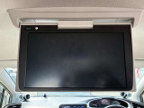 【フリップダウンモニター】後席用フリップダウンモニターを装備。天井から展開する大画面で、後席でも映像コンテンツを快適に楽しめます。ロングドライブ時の快適性を高める装備です。