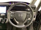 ハンドルにHondaセンシング系のクルーズコントロールやレーンキープアシストなどのスイッチと、オーディオの操作スイッチが装備されています。ハンドルから手を離さず安全に操作できます。