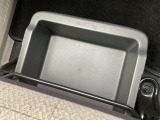 助手席にはアンダートレイも備えちょっとした収納に便利です。