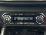 オートエアコンで車内快適♪ご希望の温度に設定すれば風向きや風量を自動で調整してくれますよ!