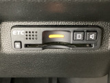 ETCがついています。高速道路の料金所の通過も楽々です!。 カードの取り出しもしやすい場所についています。