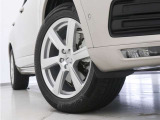 6スポークタービン8.0J&times;19インチシルバーアルミホイール。衝突回避・被害軽減ブレーキシステムやパイロット・アシストなど、数多くの先進安全・運転支援機能を標準装備。