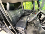 運転席まわりには十分なスペースがあり、大柄な方でもゆったり運転していただける環境です。