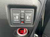 両側電動スライドドアです。リモコンや運転席スイッチ、ドアハンドルの操作で自動開閉。お子さまを抱きかかえている時や荷物の多い時などに便利です。