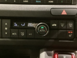 セレクトレバーの左上にオートエアコンがついてますので簡単操作で快適に過ごせます。シートヒータースイッチ内蔵で運転席用に2段階で温度設定ができます。