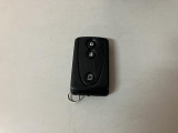 スマートキーを装備しています☆カギをカバンやポケットに入れて頂いた状態でドアロックの開閉やエンジンスタートをして頂けますよ!とても便利な装備です!