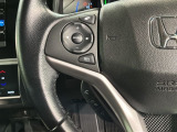 ステアリングにオーディオ操作スイッチが付いています。オーディオ画面に直接タッチしなくても操作が出来ますので、運転に集中できます。