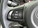 ステアリングスイッチ付き。前方から目を離すことなく操作することが可能です。