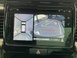 全方位モニターです。4つのカメラからの映像を合成・処理することで空から見下ろすような視点で周囲を確認でき、駐車時のクルマの位置確認がスムーズになります。