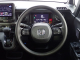 ハンドル左側にはオーディオ操作が出来るオーディオリモートコントロールスイッチ、右側にはHonda SENSINGとオートクルーズコントロールのスイッチを装備!