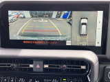 バックカメラ機能付きです!バックする際に後方の様子をカーナビのモニター上に表示してくれます。運転席にいながら、後方が確認できるので、バック駐車が、スムーズに行えます!