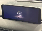 【10.25インチマツダコネクト】車内の雰囲気にマッチした大型ディスプレイ。スマホ接続でのナビ使用やBluetooth再生等、様々な機能が楽しめます。直感的なダイヤル操作が可能で、使い勝手も良好です。