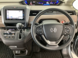 【ハンドル】運転にかかわる様々な操作を安全に行えるように視点移動が少なく操作性に配慮されたスイッチ類が凝縮されたコックピットです。