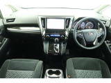 【まるまるクリーニング】内装工程では、中古車を気持ちよくお乗りいただけるよう清掃しております。シートの洗浄はもちろん、ニオイの元となるフロアカーペットまで洗浄・消臭を実施。