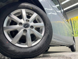 【13インチアルミホイール】外観にマッチしたアルミホイールを装着しております。各種アルミホイールや、スタッドレスタイヤも取扱いしております。是非ご相談ください♪