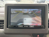 【バックモニター】後方の障害物や歩行者を確認できるバックモニター。狭い駐車場や混雑した場所でも安心して車を操作できます。
