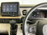 ホンダ純正メモリーナビ搭載なので、遠方へのドライブもお任せ下さい!ステアリング左手側にオーディオ関連のコントロールスイッチを配置しています。操作時は視線を逸らすことなく運転に集中できます