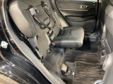 後部座席の座面を跳ね上げて固定すると、背の高い荷物を積むときにとても便利です♪