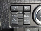【ウェルカムオープン機能】降車時にインパネのスイッチで予約しておけば、乗車時にスマートキーを持ってクルマに近づくだけで、パワースライドドアが自動で解錠しオープンします!