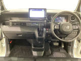 車内は光触媒抗菌消臭施工済です。スタイリッシュなデザインで暖かみのあるインパネ周りを演出します。グローブボックスやカップホルダーのほかにトレーなどたくさんの収納スペースが装備されています。