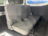 後部座席も気になるようなキズ・汚れやへたり等、大きなダメージはなく、良好な状態です。