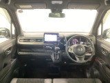 【前方視界】開放的な前方視界!運転がしやすく疲れにくいです♪窓が大きく、見通しがとっても良いおクルマですよ♪