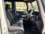 【運転席】シフトレバーがインパネ内にあるため足元広々の運転席☆